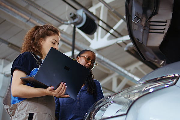 Zwei Personen mit Laptop