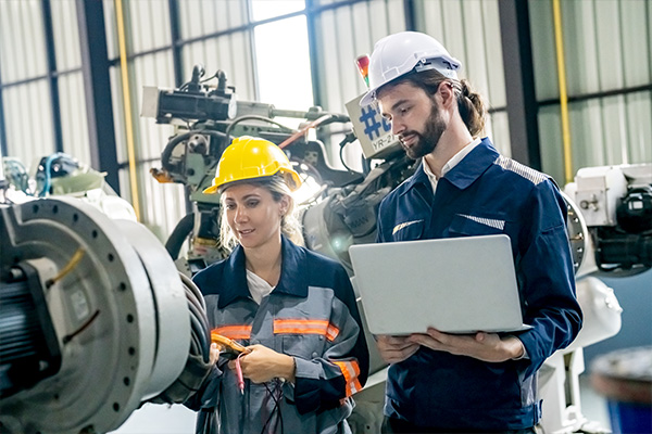 Zwei Personen mit Laptop